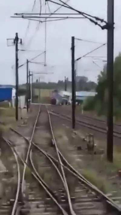 Collision entre un train et un camion ce matin près de Nancy (croix potaux de /r/CatastrophicFailure)