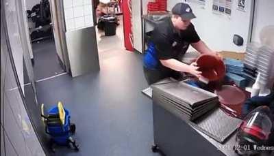 To carry 2 containers of marinara sauce at the same time