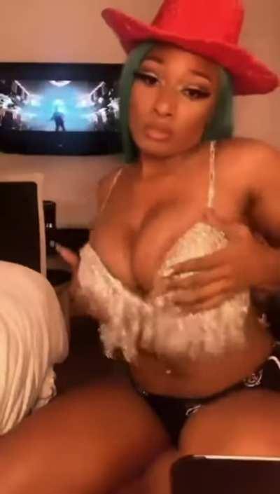 Megan shaking her ass and showing her cleavage. *sound*