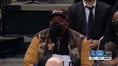 [Highlight] KAT finishes the difficult shot over Randle to give the wolves the lead with 29.3 left