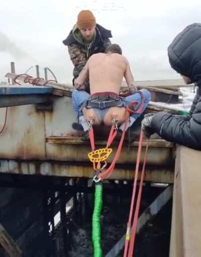 Bungeeing being held on by the rear