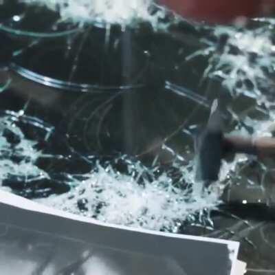 Simon Berger é um artista que trabalha com um martelo para fazer retratos de vidro