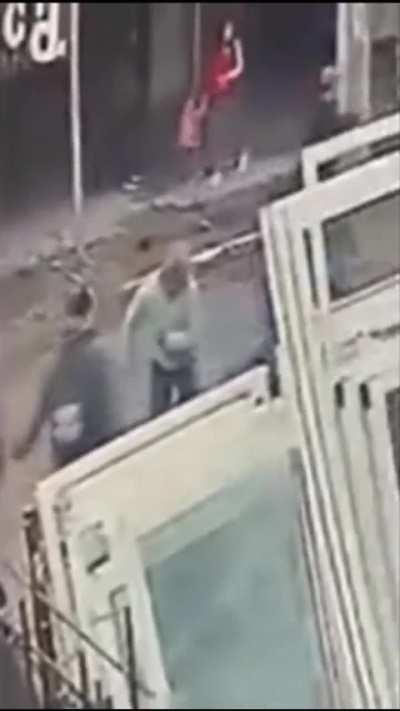 Lomas de Zamora: Le quisieron robar el Duna y los vecinos le dieron una paliza a los delincuentes