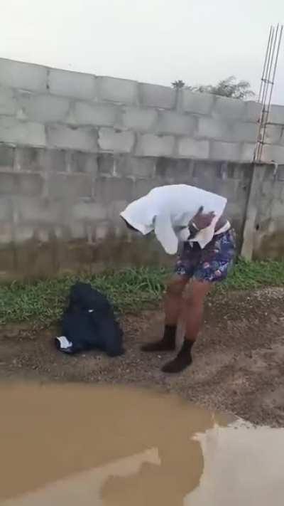 Karabogalar camurlu suda kirlenmeden karsiya geciyor