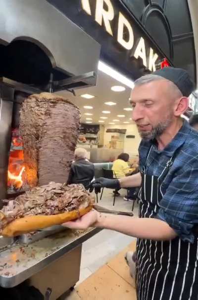 2500 liracık yaaa çok ucuz. Sonra neden Almanlar döneri sahipleniyor. Olum 2500 liraya döner mi olur? bu manyaklığa artık dur denmeli bu sadece ekonomi ile kira stopaj vb ile açıklanamaz.