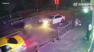 妹子命真大，差点被挤成麻花