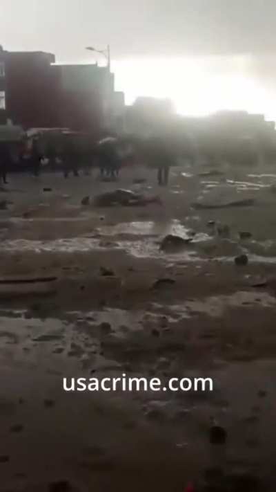 [LFO] 22 Dead After Crash of Military Plane Carrying Bank Notes, as Crowd Attacks Press & Attempts to Steal the Cash, Bolivia 🇧🇴 (Highly NSFL!)