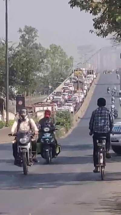 Early morning traffic on Mundhwa Bridge. Khup shivya dyaychi icchha hot ahe guys.