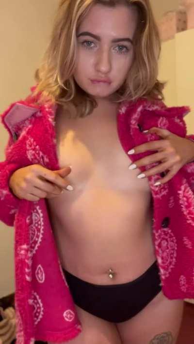 This jacket does wonders to hide my titties