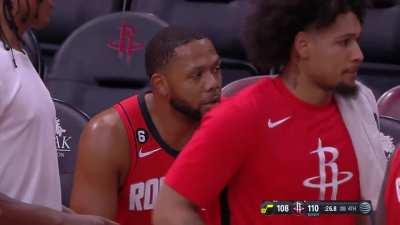 [Highlight] Jalen Green and Jabari Smith go at it on the bench while Eric Gordon cbf.