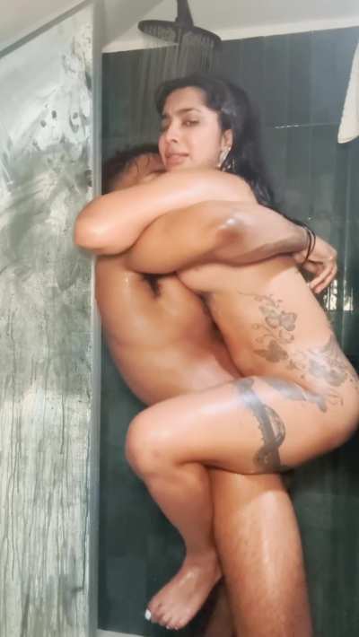 Carryfucking in the shower