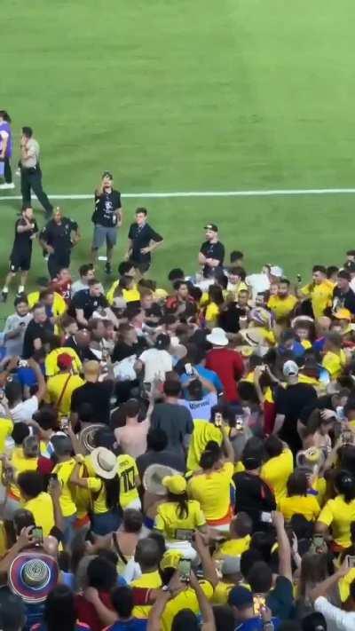 Darwin Nunez quebrando torcedor no soco após Uruguai x Colombia 