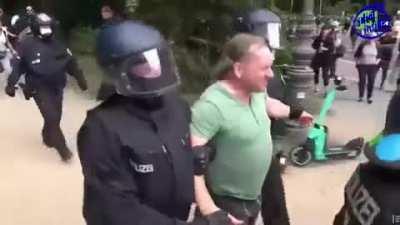 „They removed me from my 12 y/o son, nobody cares.“ „Hi dad.“ „Oh there he is“