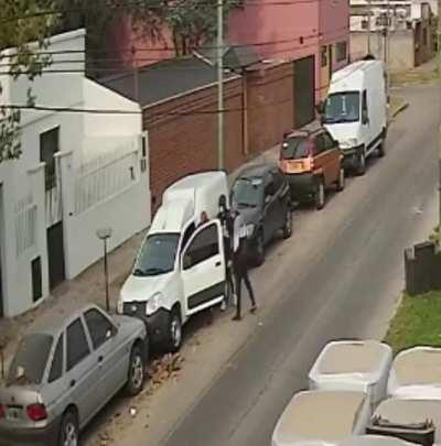 Efectivo policial combatiendo la delincuencia