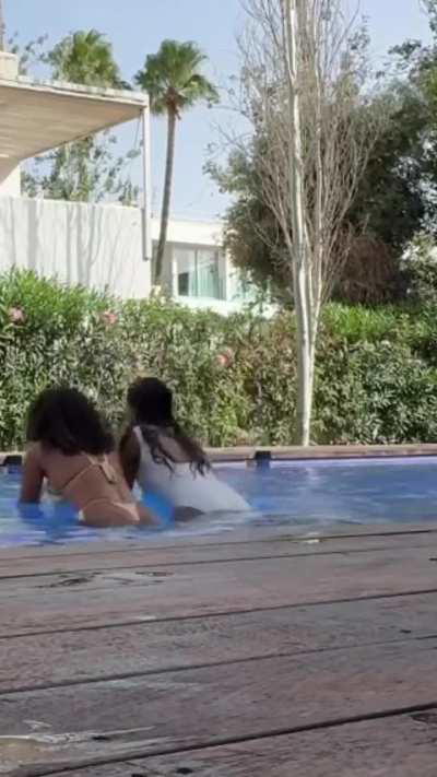 Na piscina agora