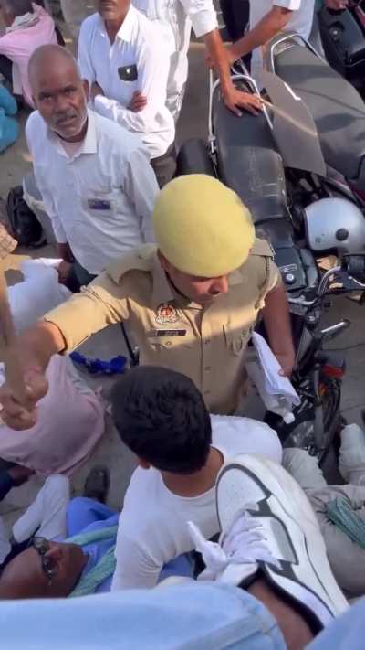 Police Officer Hitting Man with Stick [ Context in Video ] - Lucknow📍