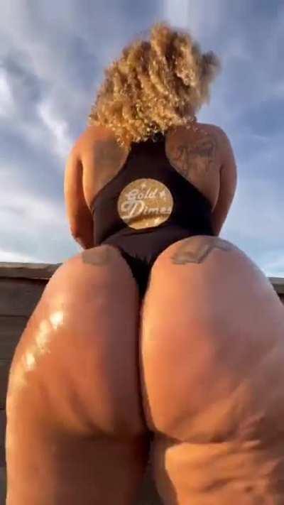 Big Waves of Juicy Ass