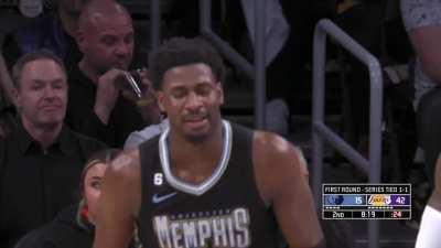 [Highlight] Jaren Jackson elbows Reaves in the face, gets called for his 3rd, and then starts covering his own face