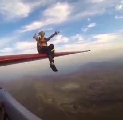 у этой женщины стальные яйца!