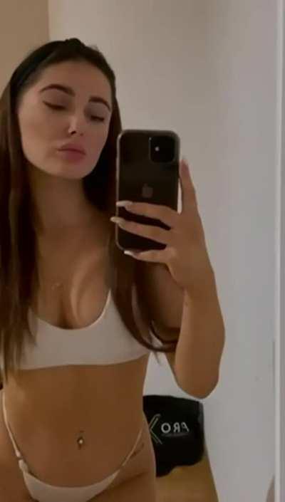 need a place to feel good about being this small (f) (OC)