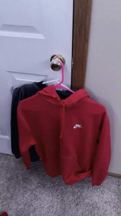 The way changing colors on LED light strips effect this sweatshirt (Green lights ->White lights)