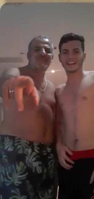 NO LO PUEDO CREER ES UN MARICON