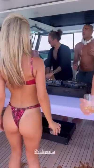 Shakin that tight little ass 🍑