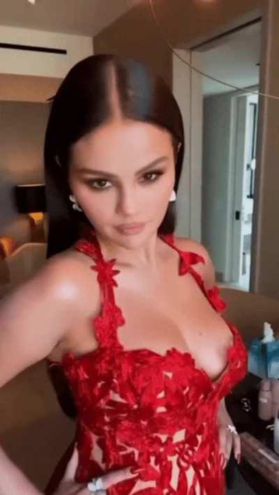Selena Gomez loves showing off her tits