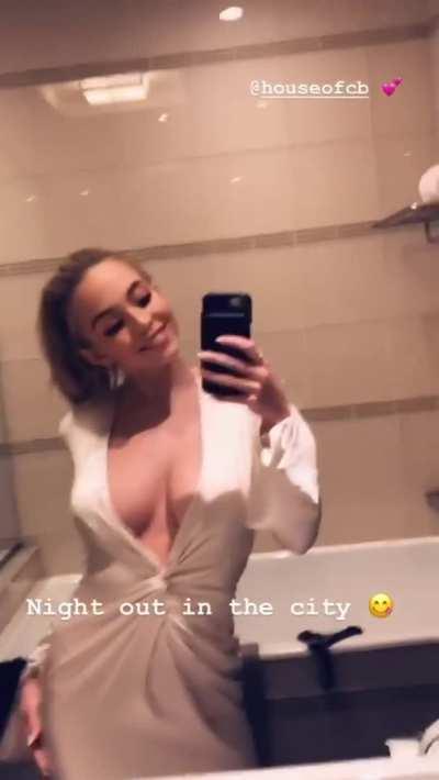 Is there anymore with this dress?