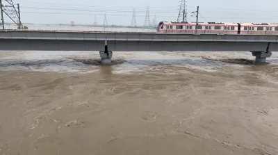 [OC] From Nizamuddin Bridge | Yamuna level at 208.62 metres