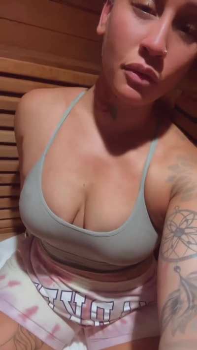 Mo meagan n a sauna