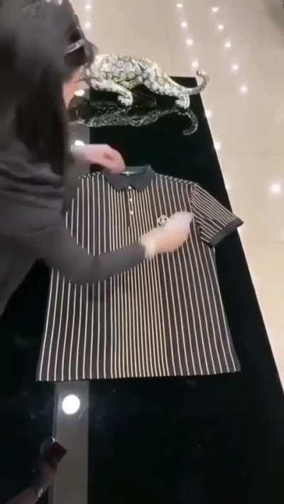 How to quickly fold a t shirt