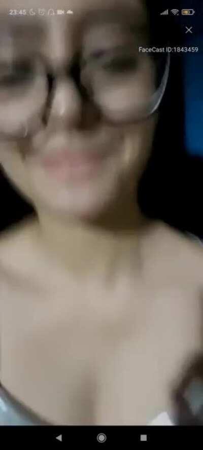 Mozinho safada do Facecast pagando peitinho gostosa