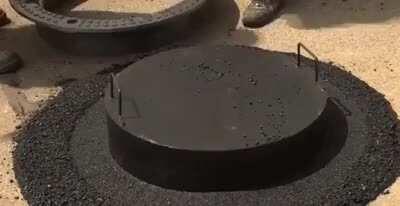 Ремонт колодезного люка на проезжей части в Германии. Без лишних телодвижений, легко и просто. Грамотно продуманное приспособление и обычный набор инструментов оказывается тем самым немецким качеством.