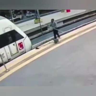 Dies while cleaning the windshield of the train (Turkey)