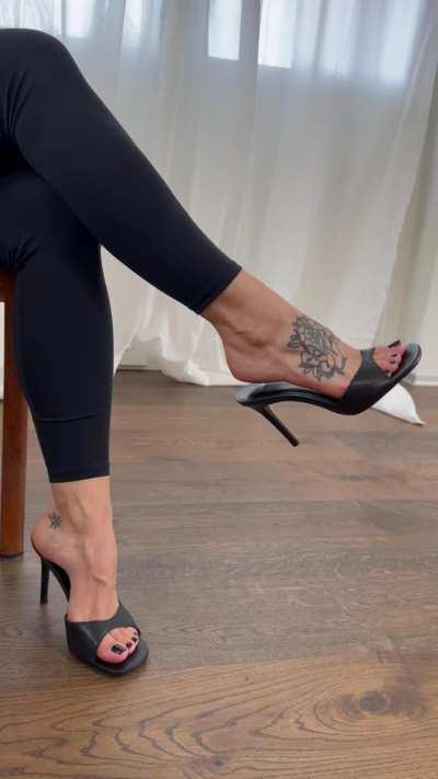 Black toe nails in high heels mules are the ultimate seduction weapon 😏