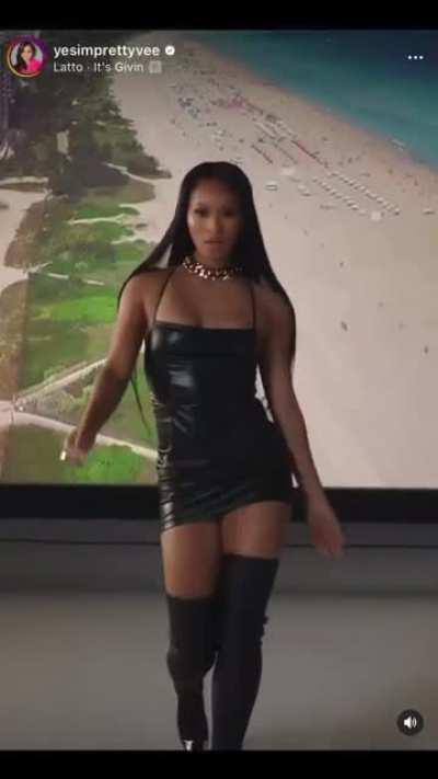 Vena E. @yesimprettyvee