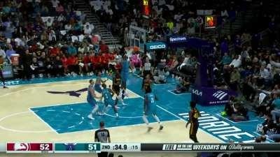 [Highlight] Mark Williams snatches Trae Young’s shot out of the air: “Oh, Goodness! Just emasculated him!”