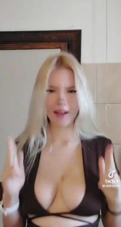 Waving Her Guns 👉👈 [aleksysitz]