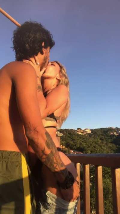 Passionate kissing by the sunset 👅💦