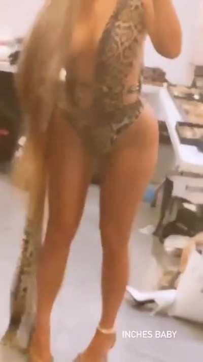 Kylie Jenner finally turned around and showed off that ass