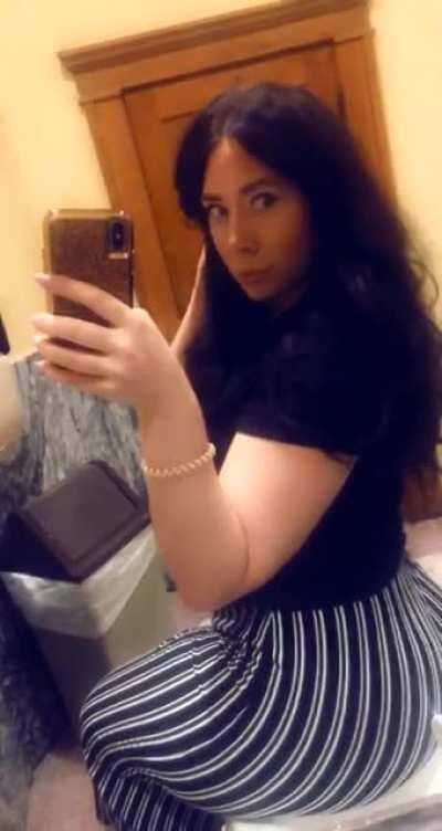 Fine thick MILF 😍