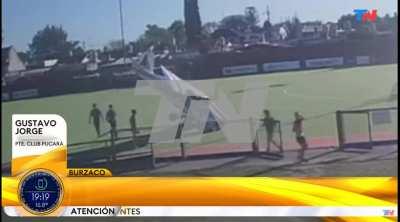 Aterrizaje de emergencia en una cancha de hockey