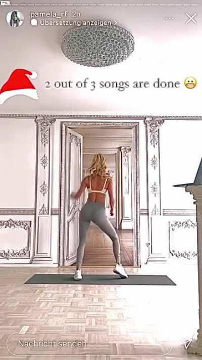 She is shaking her 🍑 again