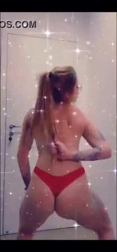 Dançando e tirando a roupa