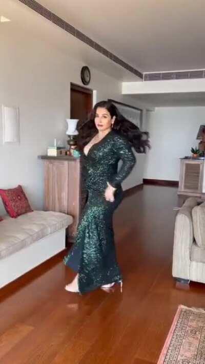 VIDYA BALAN HUGE CLEAVAGE AND ASS SHAKE😍