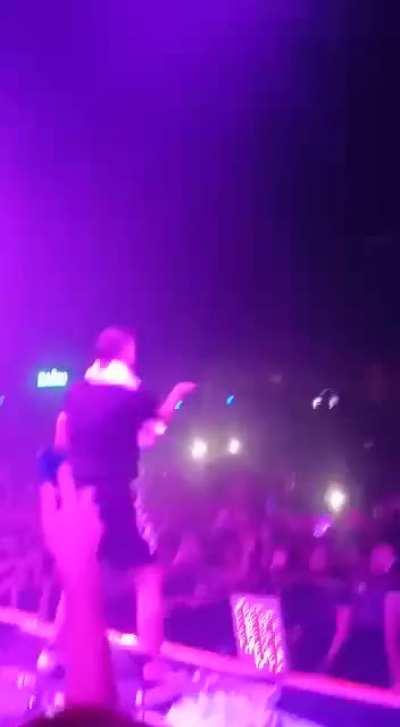 Ayer, en medio de 6 mil personas una chica que solo hablaba inglés me preguntó si queria ir al Backstage y al VIP del concierto de Skrillex y Fred Again... Esta era la vista que tuve