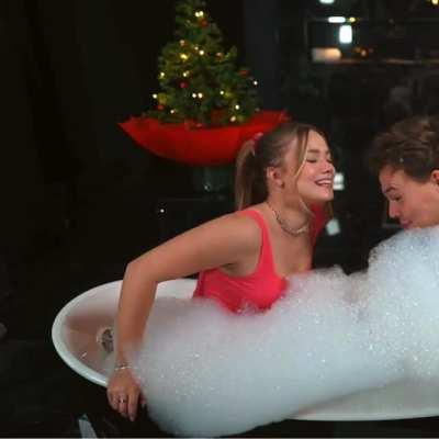 Julia Beautx im Sportdress in der Badewanne (Ton aus schützt vor Verblödung) -Quelle in Kommentaren