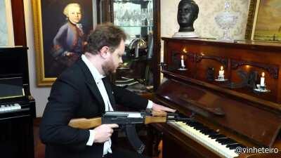 el chico callado del salón cuando tienen clases de música