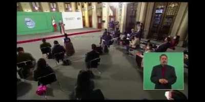 AMLO: Hay paz y tranquilidad en el país Reportero: ¿Incluye la parte de Aguililla? AMLO: En todos lados, hay tranquilidad, hay paz